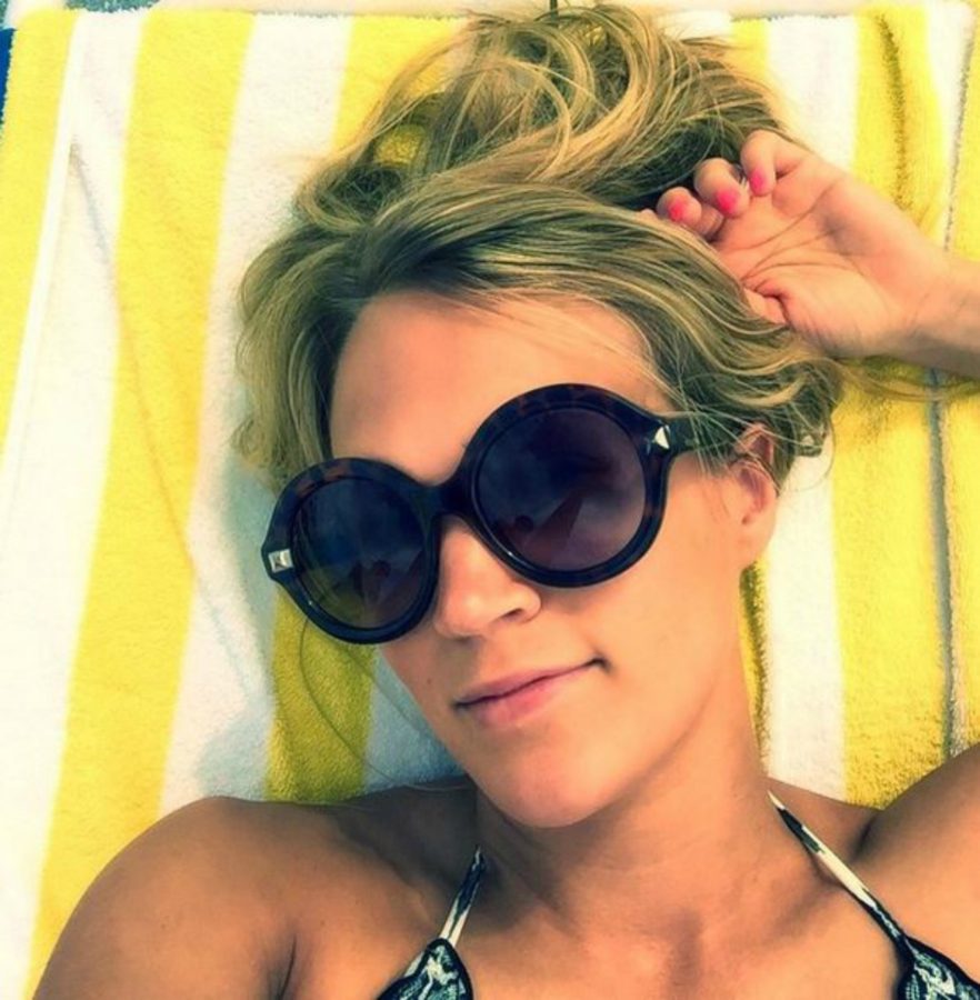 Carrie Underwood selfie: Country star shares ‘lame’ selfie on the beach