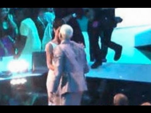 Watch Rihanna Plant a Kiss on Chris Brown at the 2012 MTV VMAs