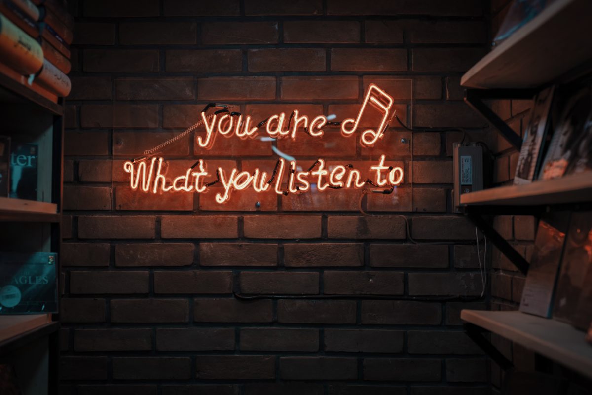 Finding the Best Song Lyric Apps to Always Know What Song You’re Listening